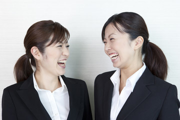 笑いあう2人のol