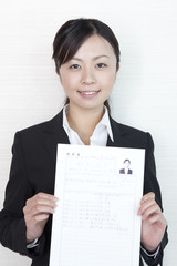 履歴書を持っている女性