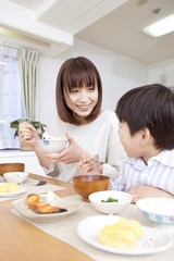 Obraz na płótnie Canvas Matka i syn jeść ryż na śniadanie