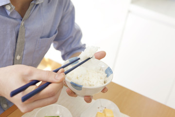 ご飯を食べる男性の手元