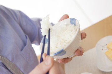 ご飯を食べる男性の手元