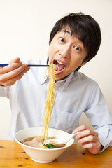 ラーメンを食べる男性