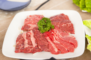 焼肉用に盛り付けされた肉