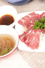 焼肉用に盛り付けされた肉
