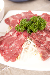焼肉用に盛り付けされた肉