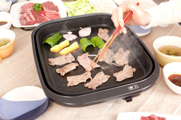 ホットプレートで肉を焼くイメージ