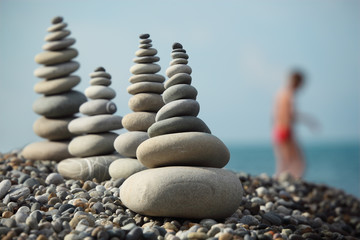 Fototapeta na wymiar stone stacks on pebble beach