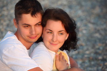 Fototapeta premium young pair embraces on beach