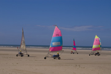 Fototapeta premium Char à voile sur la plage de Berck-sur-mer (Côte d'Opale)