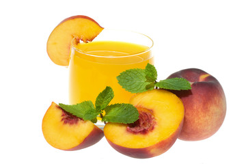 juice with peaches and mint