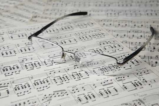 Brille auf Notenblatt