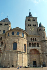 Fototapeta na wymiar Przeciwko katedry Świętego Piotra w Trewirze