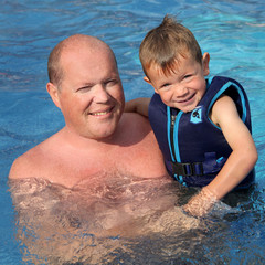 Père et fils à la piscine