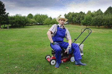 Der Rasenmäher Mann ist zufrieden mit Gartenarbeit