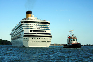 Kreuzfahrtschiff mit Schlepper