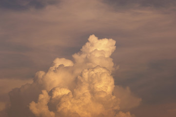 夕日に染まる入道雲