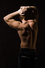 Obraz na płótnie Canvas Muscular bodybuilder