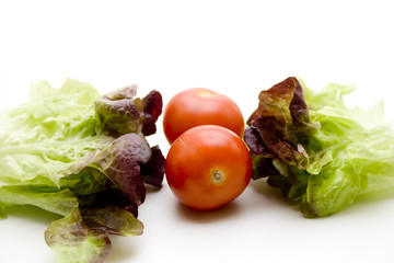 Salatblatt und Tomaten
