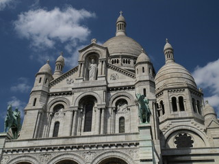 Fototapeta na wymiar El Sacre Coeur de Paris en verano