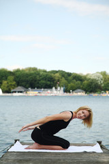 junge Frau macht Sport am See
