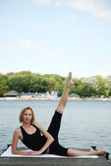 junge Frau macht Sport am See