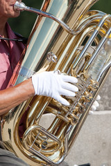 Tuba Spieler auf der Straße mit weißem Handschuh