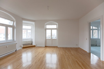 Wohnzimmer einer leeren Altbauwohnung - 16649350