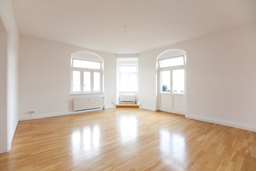 Wohnzimmer einer leeren Altbauwohnung - 16649362