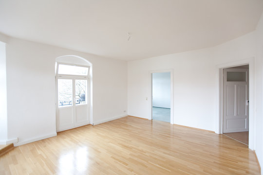 Wohnzimmer einer leeren Altbauwohnung