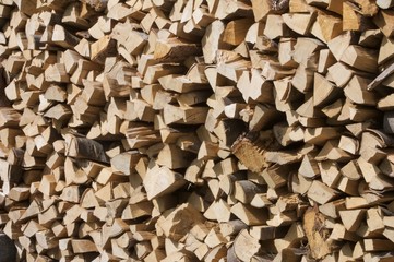 Wand aus Holzscheiten Brennholz