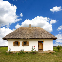 Fototapeta na wymiar Tradycyjny wiejski dom ukrainian