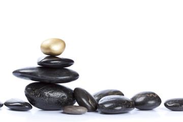 Fototapeta na wymiar Zen kamienie ułożone kamyki / kamień i złoto