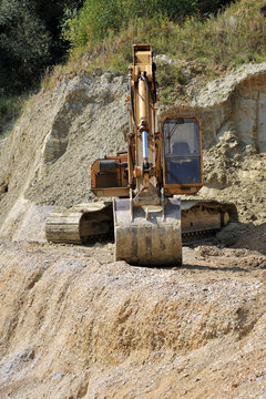 Kettenbagger frontal in Kiesgrube