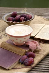 Gordijnen Milchkaffee und Pflaumen © ischoenrock