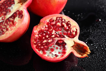 Granataepfel auf schwarzem Acryl