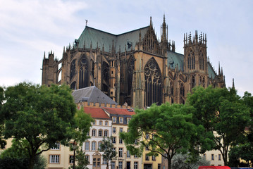La cathédrale Sainte-Etienne de Metz au dessus des maisons