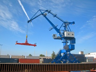 Schwerlastkran beim beladen von Schiffen