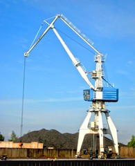 Schwerlastkran beim beladen von Schiffen