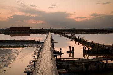 Obraz premium Salt ponds at sunset