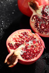 Granataepfel auf schwarzem Acryl