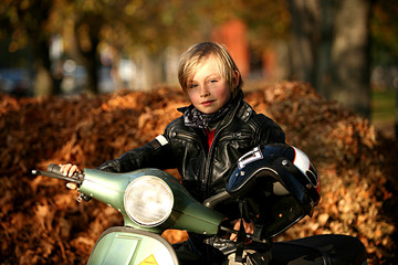 Junge auf Vespa im Herbst