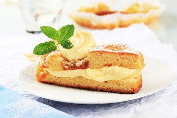 Apricot cake with pudding cream