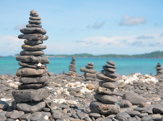 Fototapeta na wymiar beach and Piles of stones