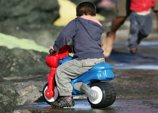 petit gar&ccedil;on sur sa moto en plastique