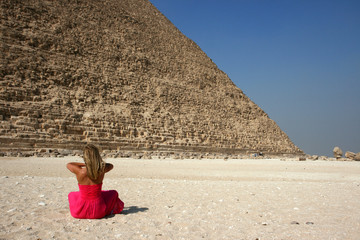 Yoga devant la pyramide de Khéops