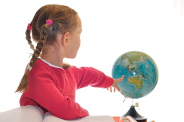 Ecolière avec un globe terrestre