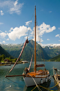 Segelschiff im Fjord, Norwegen