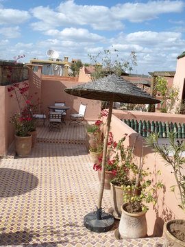Dachterrasse Riad les Oliviers mit Sonnenschirm