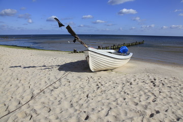 einsames Fischerboot am Sandstrand