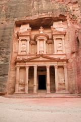 antike Ruinen eines Grabmals in Petra, Jordanien, Schatzhaus